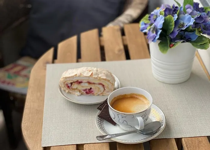 Your Cozy Family-friendly Flat In Vibrant Apartment